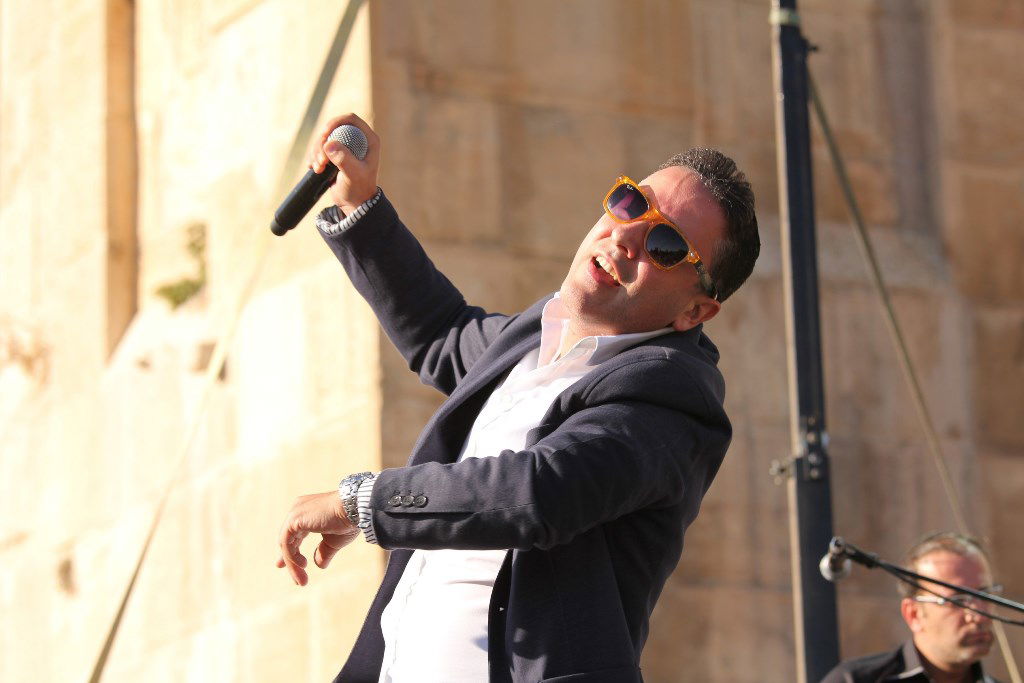 למרות הפיגוע: 30 אלף איש עלו לחברון וזכו למופע מרגש