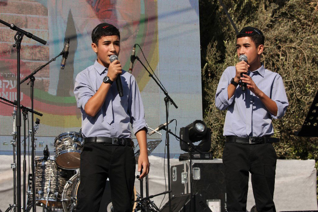 למרות הפיגוע: 30 אלף איש עלו לחברון וזכו למופע מרגש