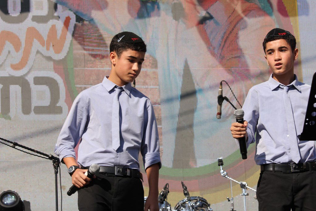 למרות הפיגוע: 30 אלף איש עלו לחברון וזכו למופע מרגש