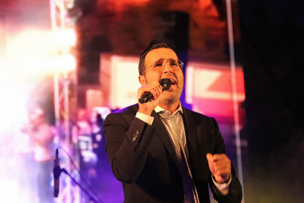 למרות הפיגוע: 30 אלף איש עלו לחברון וזכו למופע מרגש