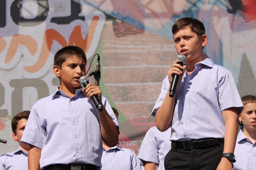 למרות הפיגוע: 30 אלף איש עלו לחברון וזכו למופע מרגש