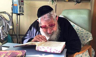 מרן הגר"ע יוסף שוקד על תלמודו בבית החולים