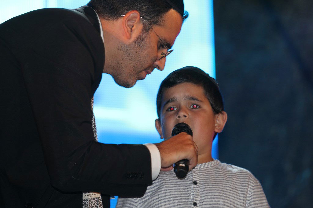 למרות הפיגוע: 30 אלף איש עלו לחברון וזכו למופע מרגש