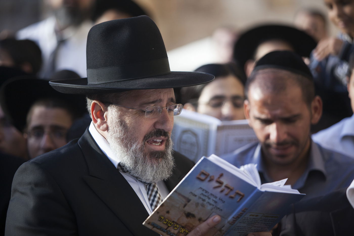 "זה הזמן לזעוק לבורא עולם בבכיות ובדמעות". מתפללים בכותל, אמש