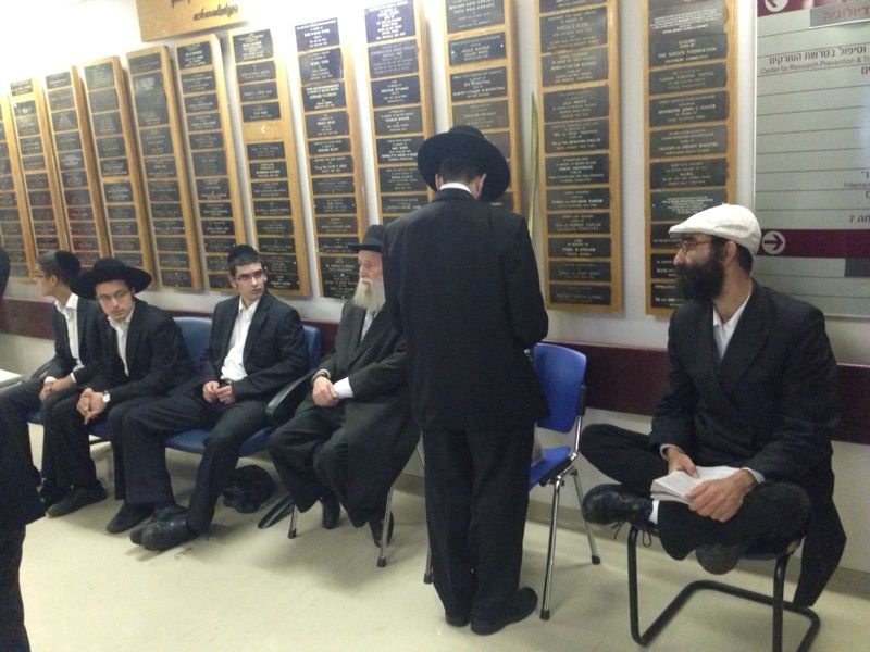 התורה בסכנה • הרופאים: "נשקפת סכנה לחיי הרב עובדיה, אך לא מיידית"