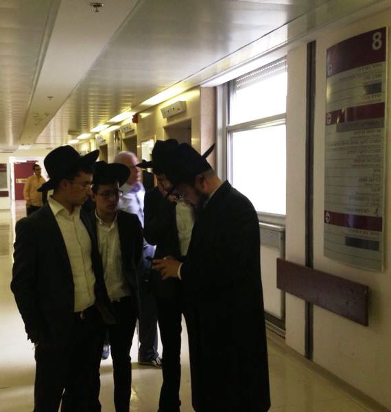 מתפללים בבית החולים