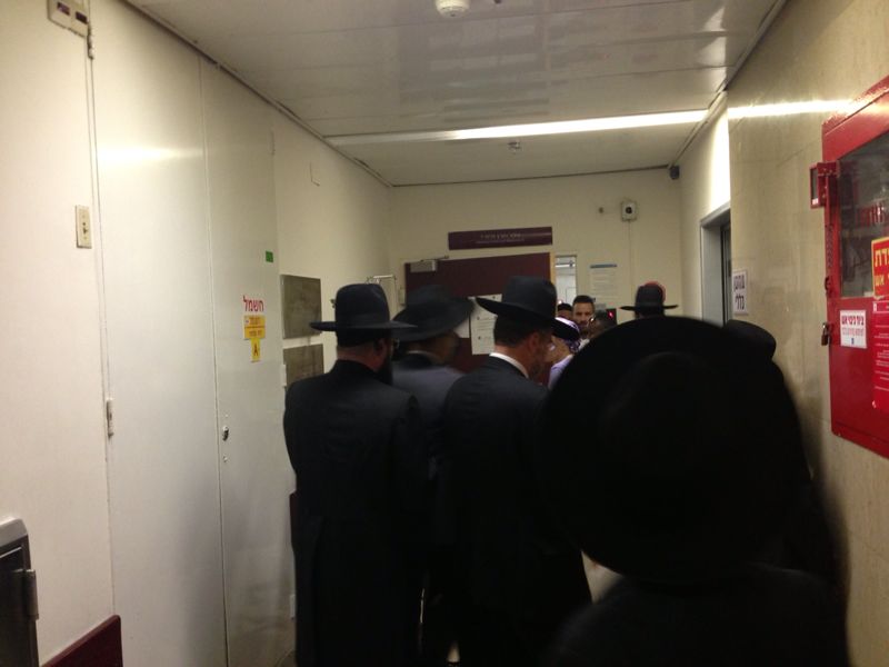 התורה בסכנה • הרופאים: "נשקפת סכנה לחיי הרב עובדיה, אך לא מיידית"