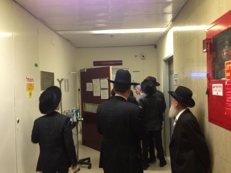 מתפללים בכניסה למחלקה