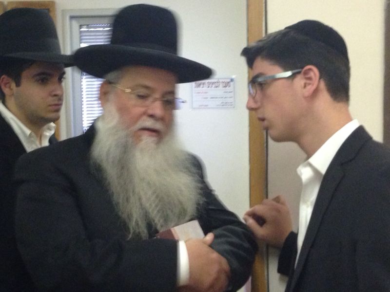 רבה של אלעד הרב מלכה בבית החולים