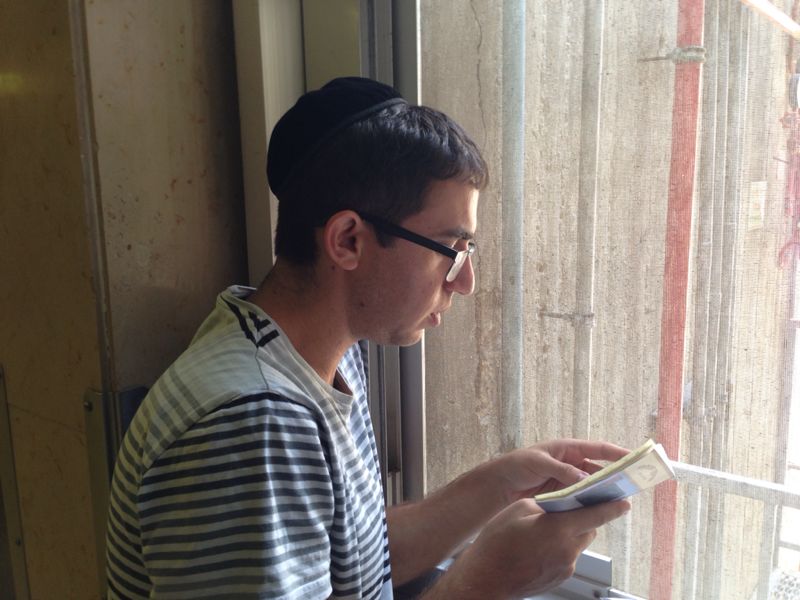 התורה בסכנה • הרופאים: "נשקפת סכנה לחיי הרב עובדיה, אך לא מיידית"