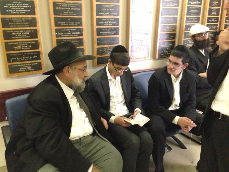 התורה בסכנה • הרופאים: "נשקפת סכנה לחיי הרב עובדיה, אך לא מיידית"