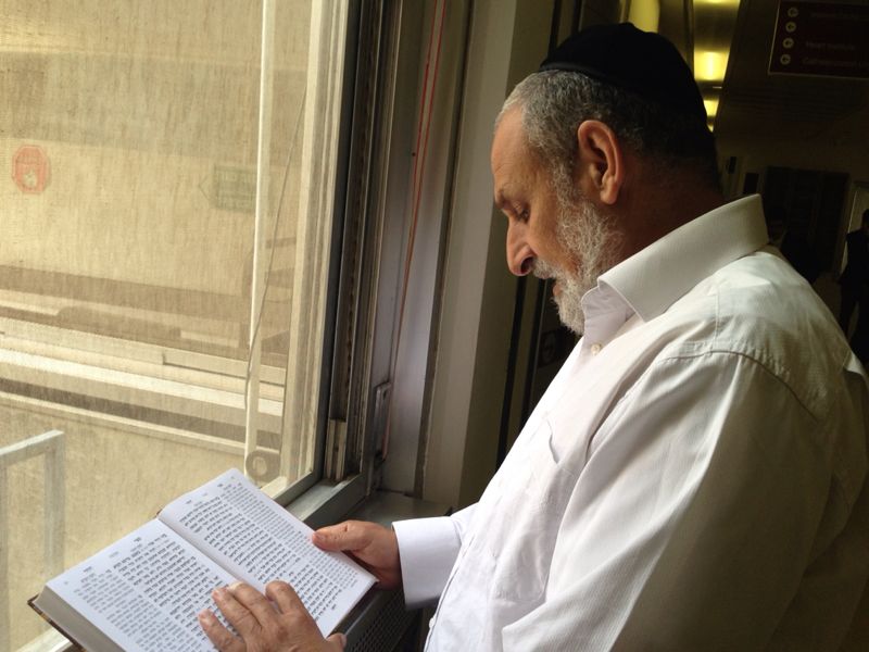 התורה בסכנה • הרופאים: "נשקפת סכנה לחיי הרב עובדיה, אך לא מיידית"