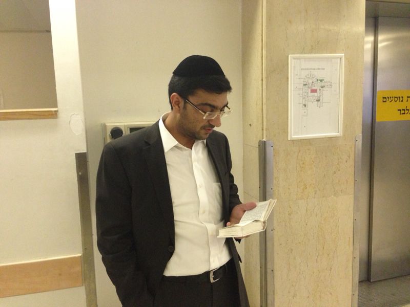 התורה בסכנה • הרופאים: "נשקפת סכנה לחיי הרב עובדיה, אך לא מיידית"