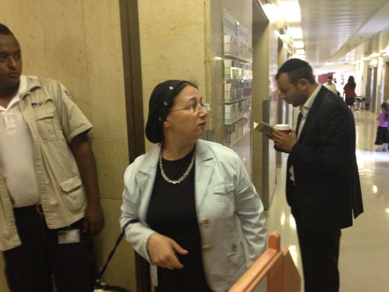 התורה בסכנה • הרופאים: "נשקפת סכנה לחיי הרב עובדיה, אך לא מיידית"