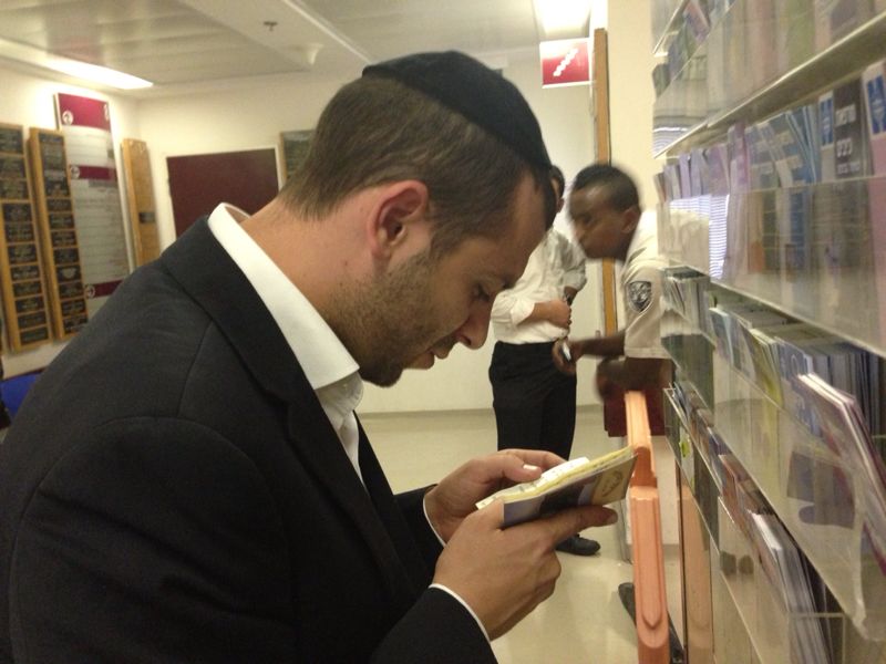 התורה בסכנה • הרופאים: "נשקפת סכנה לחיי הרב עובדיה, אך לא מיידית"