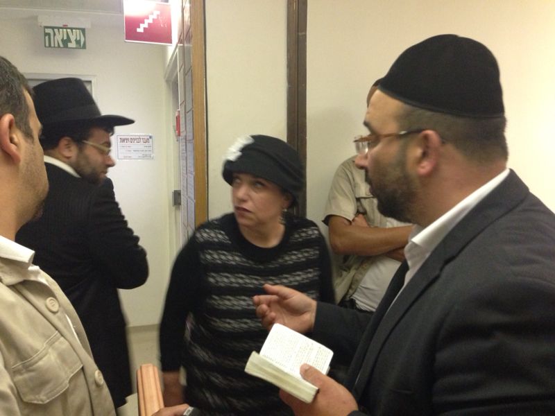 התורה בסכנה • הרופאים: "נשקפת סכנה לחיי הרב עובדיה, אך לא מיידית"