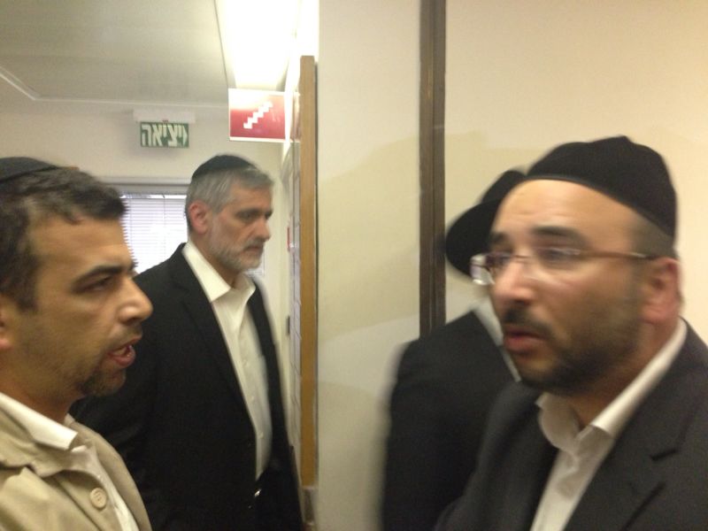 התורה בסכנה • הרופאים: "נשקפת סכנה לחיי הרב עובדיה, אך לא מיידית"