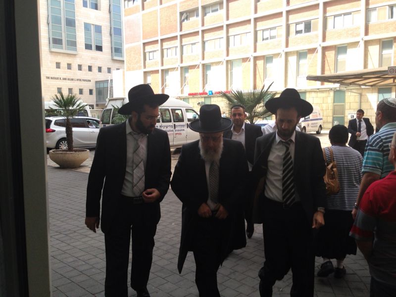 התורה בסכנה • הרופאים: "נשקפת סכנה לחיי הרב עובדיה, אך לא מיידית"