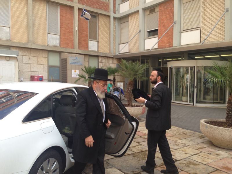 התורה בסכנה • הרופאים: "נשקפת סכנה לחיי הרב עובדיה, אך לא מיידית"