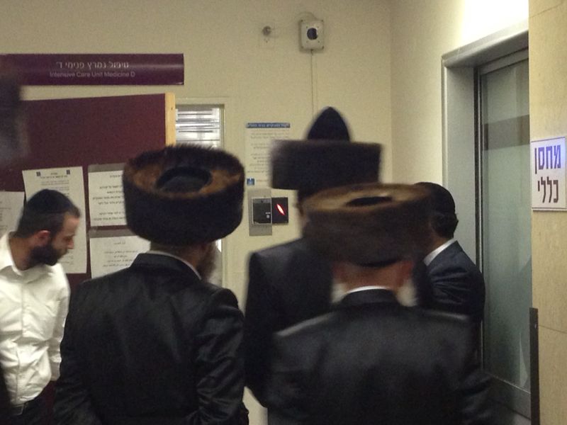 תיעוד מ'הדסה': הרבי מבויאן באמירת תהילים ליד חדרו של הרב עובדיה