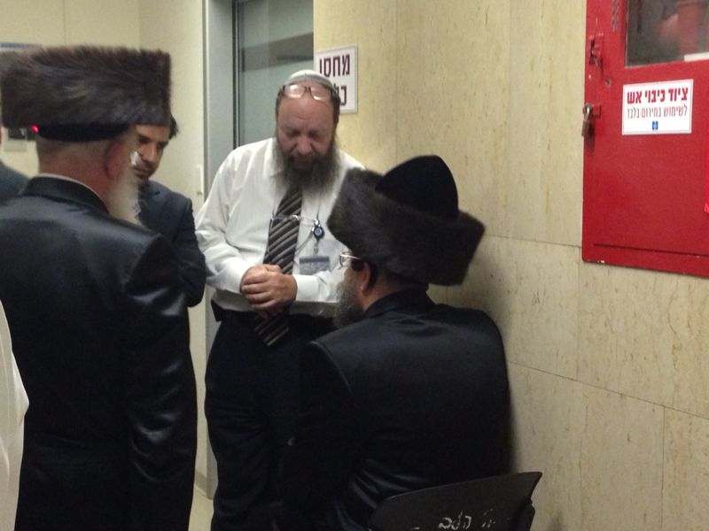 תיעוד מ'הדסה': הרבי מבויאן באמירת תהילים ליד חדרו של הרב עובדיה