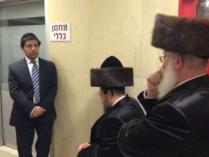 תיעוד מ'הדסה': הרבי מבויאן באמירת תהילים ליד חדרו של הרב עובדיה