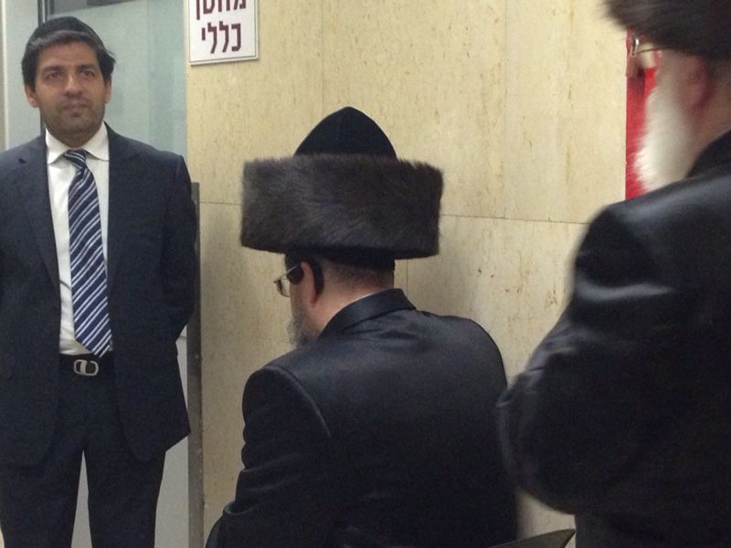 תיעוד מ'הדסה': הרבי מבויאן באמירת תהילים ליד חדרו של הרב עובדיה