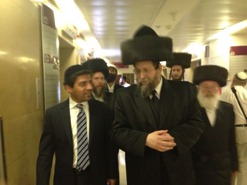 תיעוד מ'הדסה': הרבי מבויאן באמירת תהילים ליד חדרו של הרב עובדיה