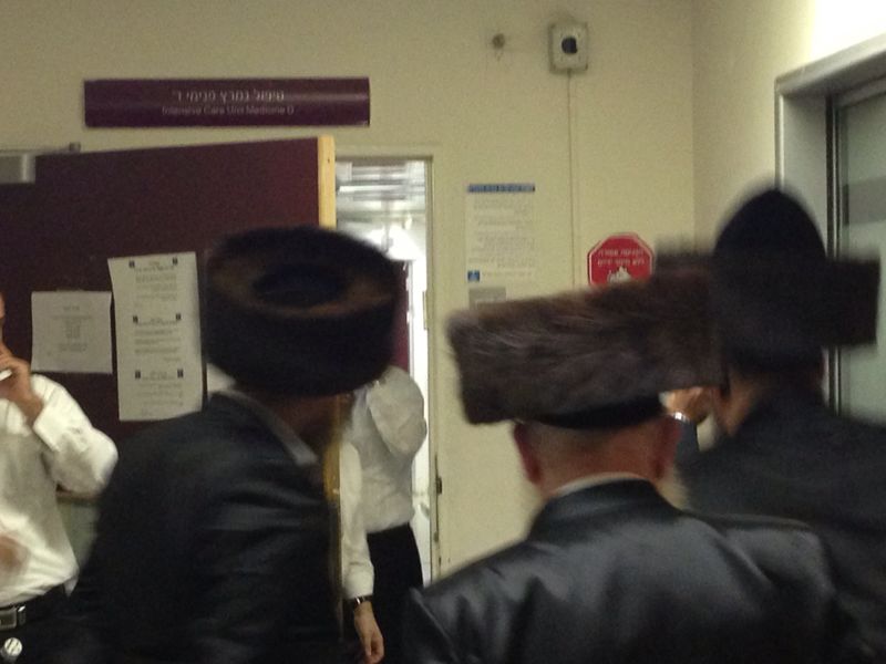 תיעוד מ'הדסה': הרבי מבויאן באמירת תהילים ליד חדרו של הרב עובדיה