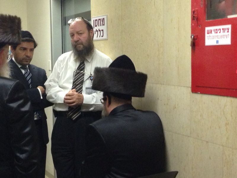 תיעוד מ'הדסה': הרבי מבויאן באמירת תהילים ליד חדרו של הרב עובדיה