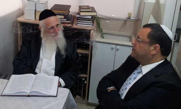 משה ליאון אצל הגר"ע אוירבך