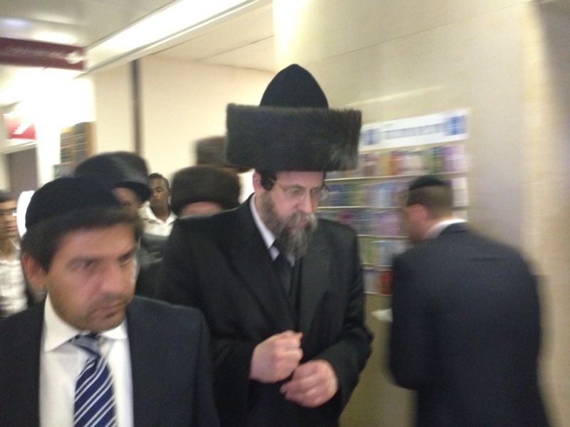 תיעוד מ'הדסה': הרבי מבויאן באמירת תהילים ליד חדרו של הרב עובדיה