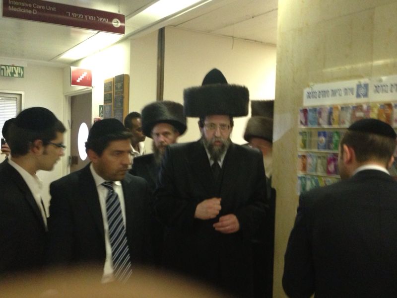 תיעוד מ'הדסה': הרבי מבויאן באמירת תהילים ליד חדרו של הרב עובדיה