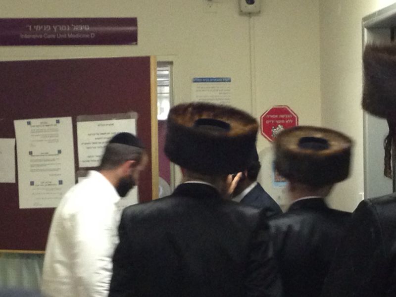 תיעוד מ'הדסה': הרבי מבויאן באמירת תהילים ליד חדרו של הרב עובדיה