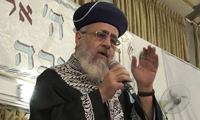 הרב יצחק יוסף זעק בעצרת: "רואים את אבא במצב כזה, לא להיות אדישים"