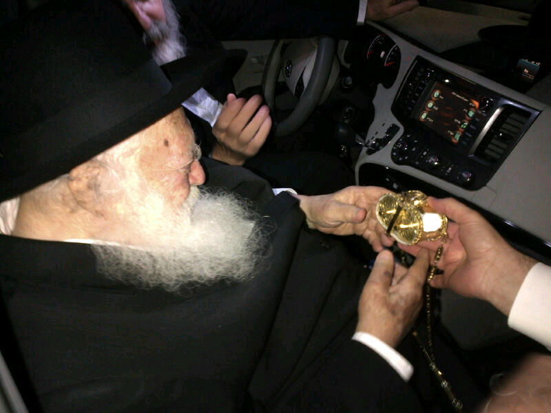 שמחת תורה: הגר"ח קנייבסקי רקד עם ספר התורה הקטן בעולם