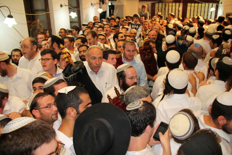 מי שברך לרב עובדיה בהקפות שניות של מרכז הרב