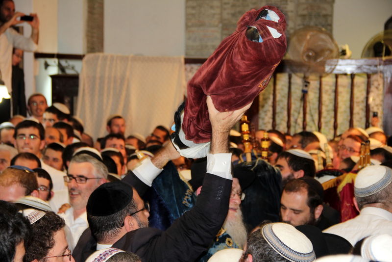 מי שברך לרב עובדיה בהקפות שניות של מרכז הרב