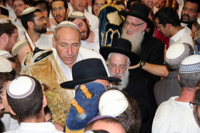 מי שברך לרב עובדיה בהקפות שניות של מרכז הרב