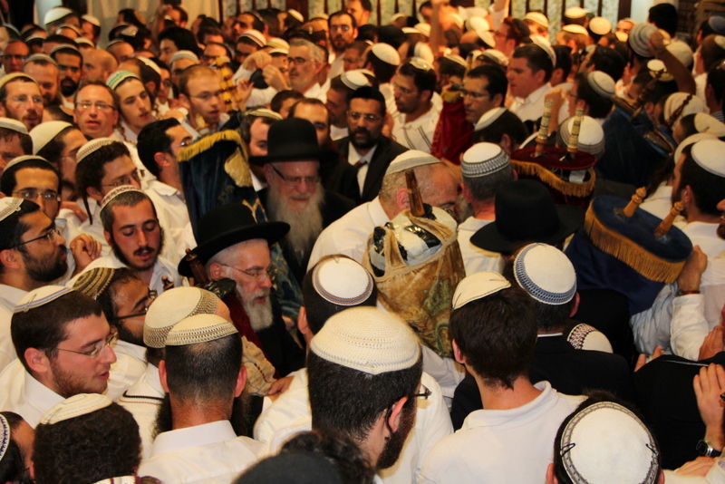 מי שברך לרב עובדיה בהקפות שניות של מרכז הרב