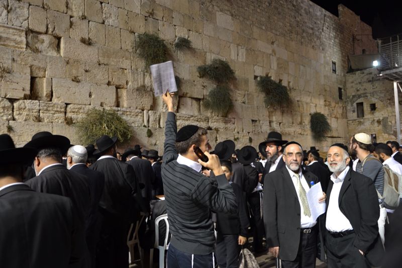 רבבות בעצרת ענק בכותל המערבי לרפואת הגרח"ע
