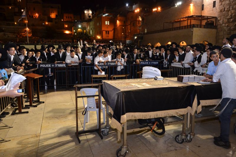 רבבות בעצרת ענק בכותל המערבי לרפואת הגרח"ע