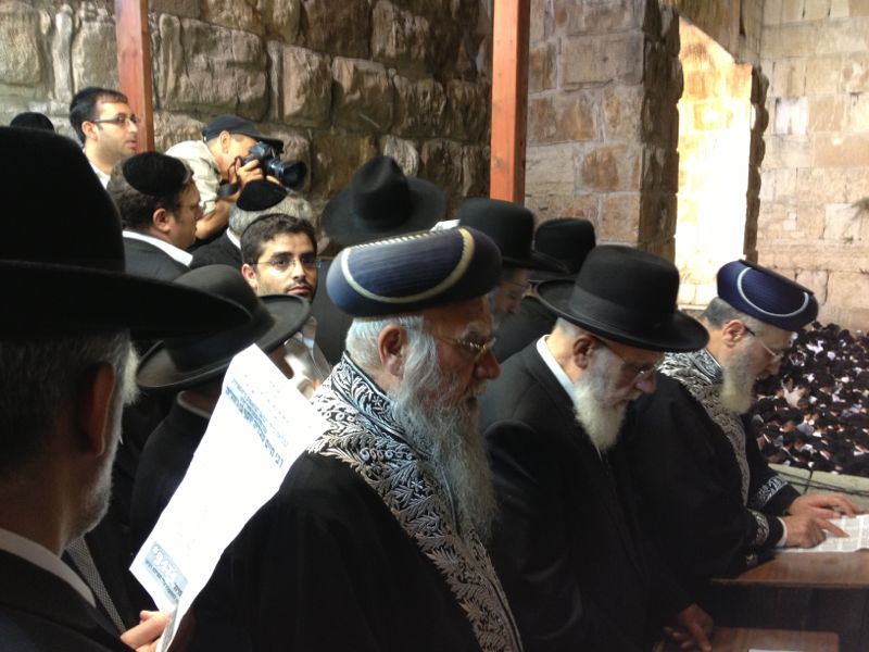 רבבות בעצרת ענק בכותל המערבי לרפואת הגרח"ע