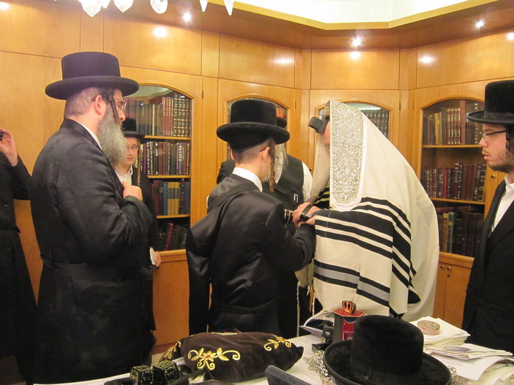 תיעוד: הנחת תפילין לנכד ה"באר יעקב" מנדבורנה