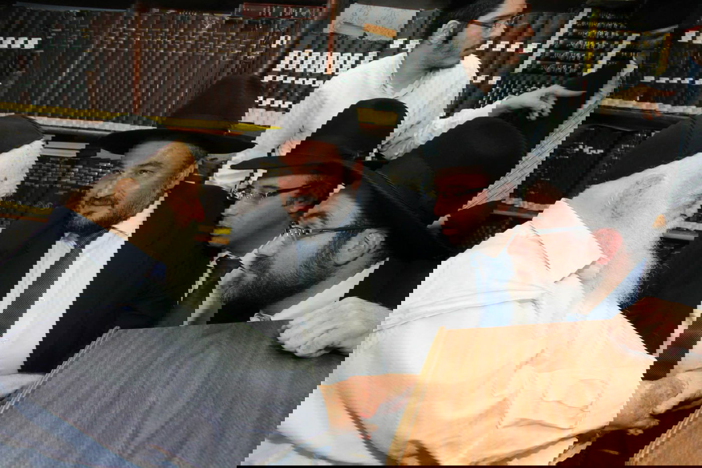 גלריה: אבוטבול הגיע לביקור בבתי גדולי ישראל