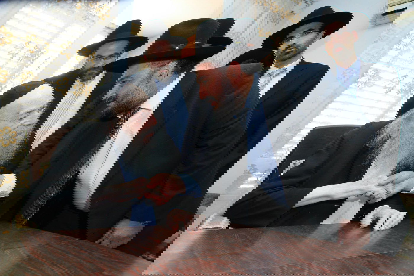 גלריה: אבוטבול הגיע לביקור בבתי גדולי ישראל