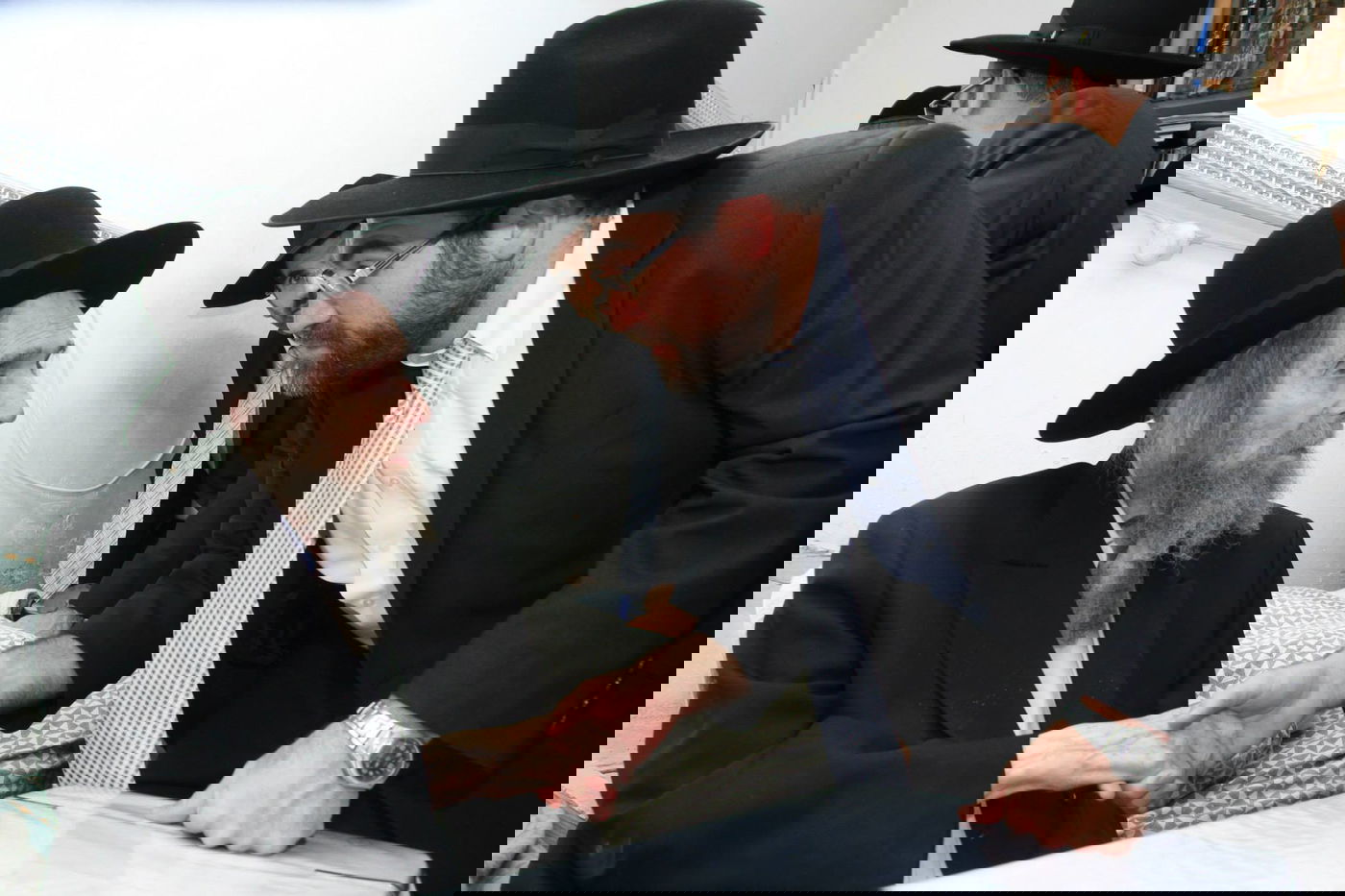 גלריה: אבוטבול הגיע לביקור בבתי גדולי ישראל