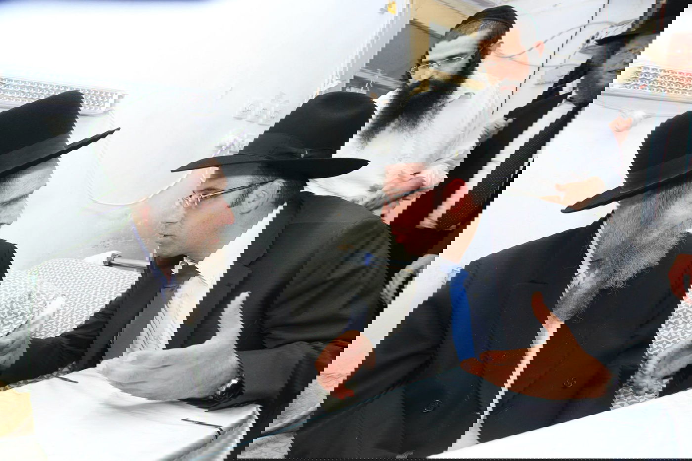 גלריה: אבוטבול הגיע לביקור בבתי גדולי ישראל