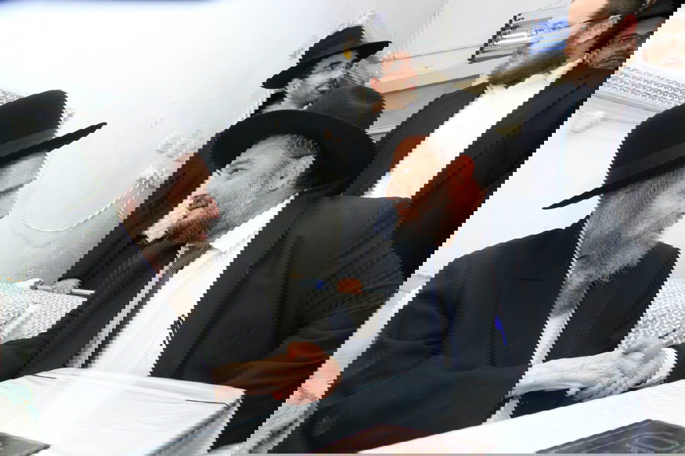 גלריה: אבוטבול הגיע לביקור בבתי גדולי ישראל