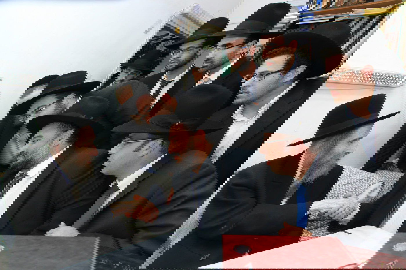 גלריה: אבוטבול הגיע לביקור בבתי גדולי ישראל